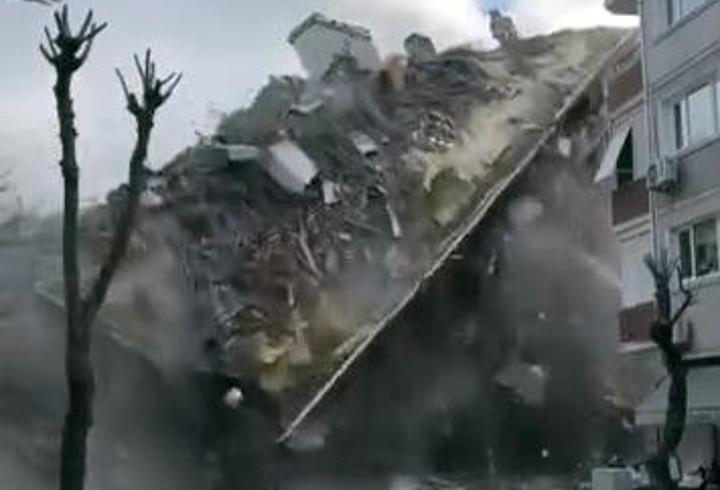 Son dakika haberi... Cumhurbaşkanı Recep Tayyip Erdoğan, İstanbul’da “10. Milli İrade İftarı” programında konuştu. Cumhurbaşkanı Erdoğan, "Bu süreçte, dün gece olduğu gibi hava sahamızı ihlal eden her türlü tehdide yönelik gerekli önleme faaliyetlerinde de bulunuyoruz. Ülkemizi bu ateş çukurundan uzakta tutmak birinci önceliğimizdir." dedi.7