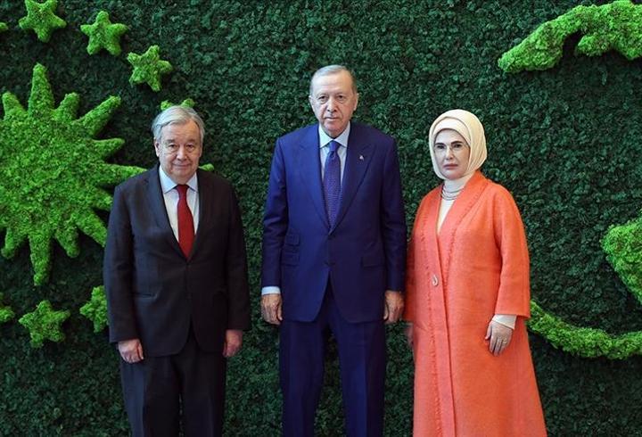 2026 Kadir Gecesi, İslam âleminin en kıymetli gecelerinden biri olarak bu yıl da büyük bir heyecanla bekleniyor. Kur’an-ı Kerim’in indirilmeye başlandığı bu mübarek gece, bin aydan daha hayırlı kabul edilmesiyle Müslümanlar için manevi bir zirve niteliği taşıyor. Af ve mağfiret kapılarının sonuna kadar açıldığı, yapılan duaların karşılıksız bırakılmadığı bu özel vakit, Ramazan’ın 27. gecesine denk geliyor. Bu nedenle oruç, teravih ve diğer ibadetlerle zaten yoğun geçen Ramazan günlerinde Kadir G