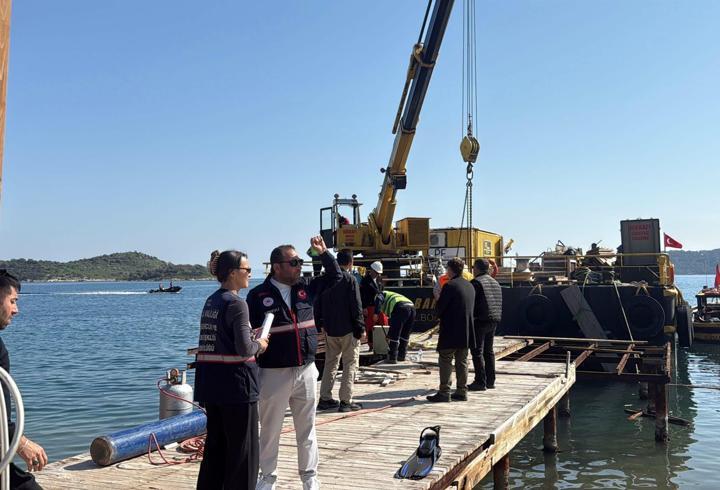 Türkbükü'nde kaçak iskele ve yapılar yıkıldı