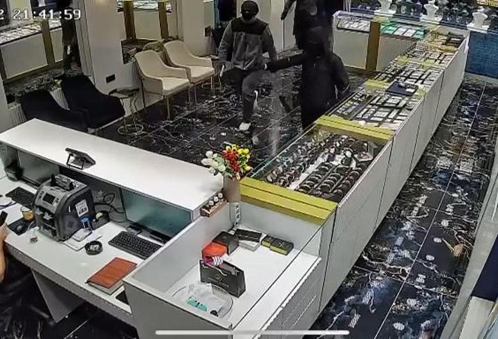 Kuyumcu, soygunu çay kazanını fırlatarak önlemeye çalıştı