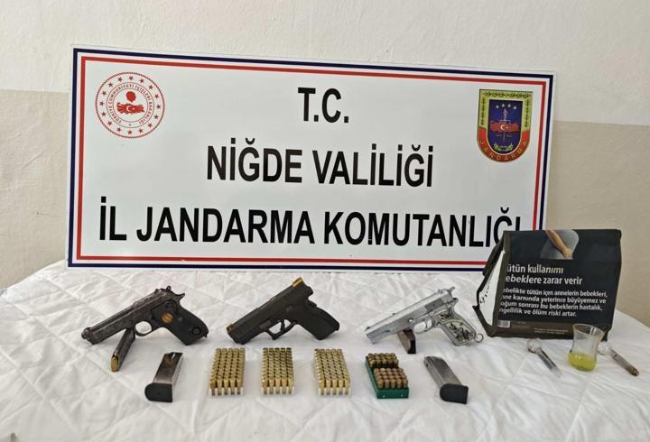 Niğde'de ruhsatsız silah ve uyuşturucu ele geçirildi