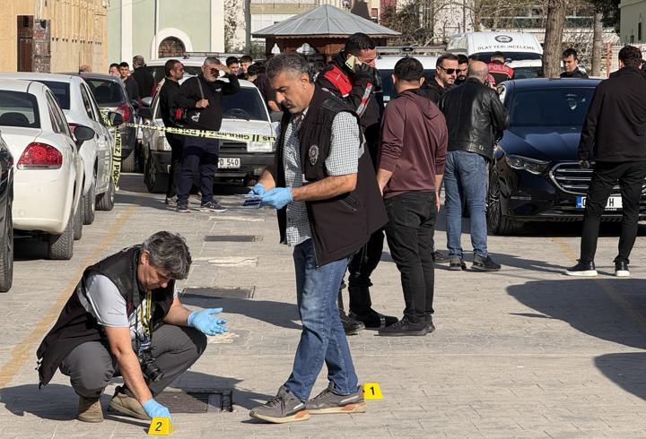 Otomobiline binerken silahlı saldırıya uğradı; olay kamerada
