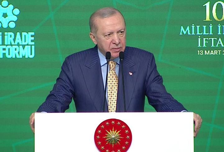 Prof. Dr. İlber Ortaylı’nın vefatının ardından, yalnızca akademik mirası değil, özel yaşamı da yeniden merak konusu olurken, özellikle 1981 yılında evlendiği ve bu evlilikten bir kız çocuğu sahibi olduğu Ayşe Özdolay hakkındaki bilgiler araştırılmaya başlandı; ünlü tarihçinin eski eşi Ayşe Özdolay’ın kim olduğu, bugün hayatta olup olmadığı ve Ortaylı ile ne zaman evlendiklerine dair detaylar kamuoyunun dikkatini çekiyor. Peki, İlber Ortaylı'nın eski eşi Ayşe Özdolay kimdir? Ayşe Özdolay kaç yaşı