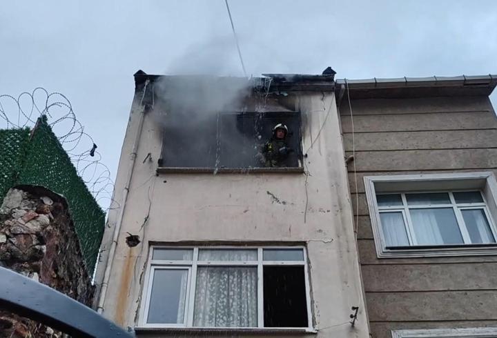 Fatih'te 2 katlı binada yangın çıktı; 1 kişi hayatını kaybetti