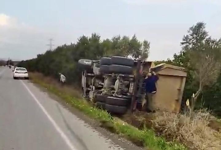 Devrilen kamyonun sürücüsü yaralandı