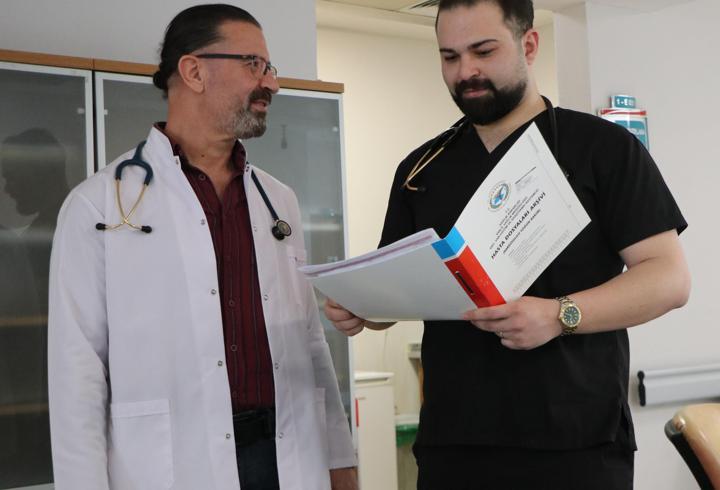 Küçükken hayalini kuruyordu, şimdi babasıyla aynı hastanede şifa dağıtıyor