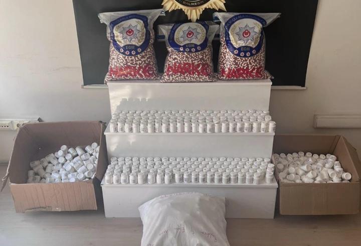 Otomobilde 52 bin 959 adet sentetik hap ele geçirildi; 2 tutuklama