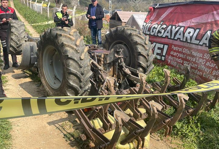 Devrilen traktörün altında kalan sürücü öldü
