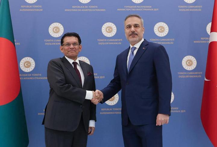 Van ve Hakkari’de dün gece etkili olan yoğun kar yağışı nedeniyle 121 yerleşim yerinin yolu ulaşıma kapandı. Kapalı yolların yeniden ulaşıma açılması için çalışmalar sürüyor. 

3