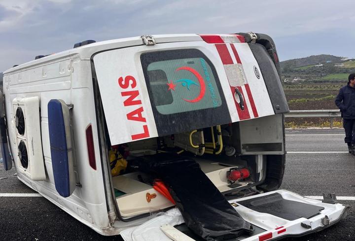 Lastiği patlayan ambulansın devrildi; 3 sağlık personeli yaralandı