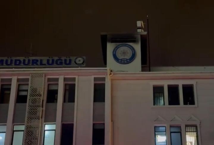 Mersin’de İl Emniyet Müdürlüğü ek binasında çıkan yangın söndürüldü