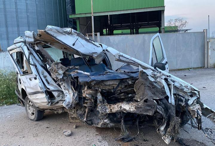 İstinat duvarına çarpan hafif ticari aracın sürücüsü ağır yaralandı