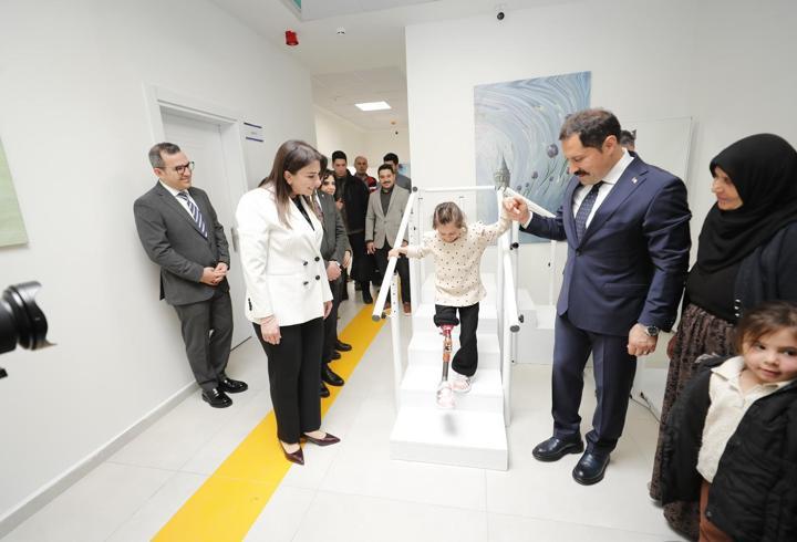 Depremzede Zeynep, özel hazırlanan protez bacakla yeniden yürümeye başladı