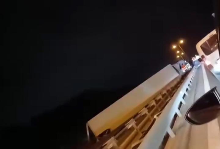 İstanbul - Büyükçekmece TEM Otoyolu'nda TIR devrildi; trafikte yoğunluk oluştu