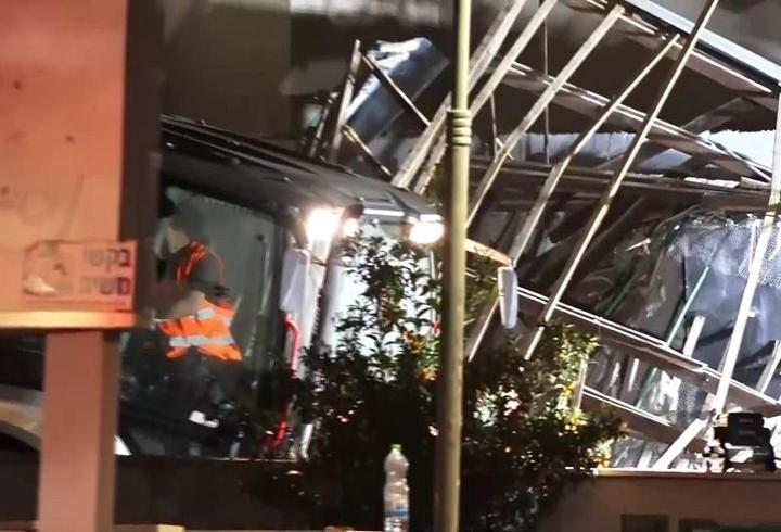 İran'ın füzeleri Demir Kubbe'yi deldi!