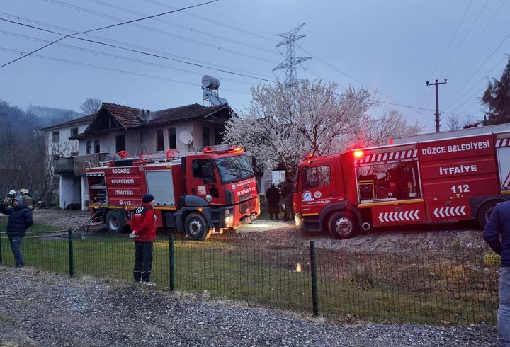 Evinde çıkan yangında dumandan zehirlenen kadın öldü