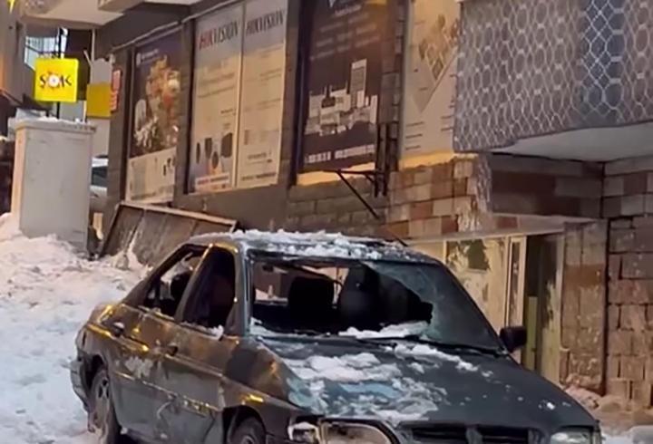 Üzerine çatıdan kar kütlesi düşen otomobil kullanılamaz hale getirdi