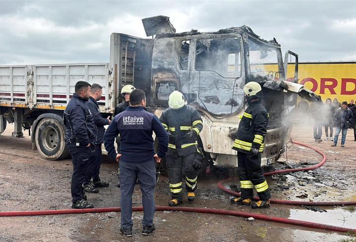 Park halindeki TIR yandı, şoför dumandan etkilendi