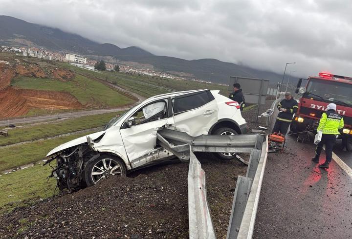 Bariyer otomobile saplandı: 1 ölü, 2 yaralı