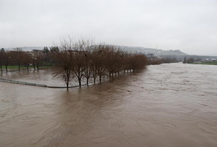 Diyarbakır’da sağanak sonrası dereler taştı, tarım arazilerini su bastı