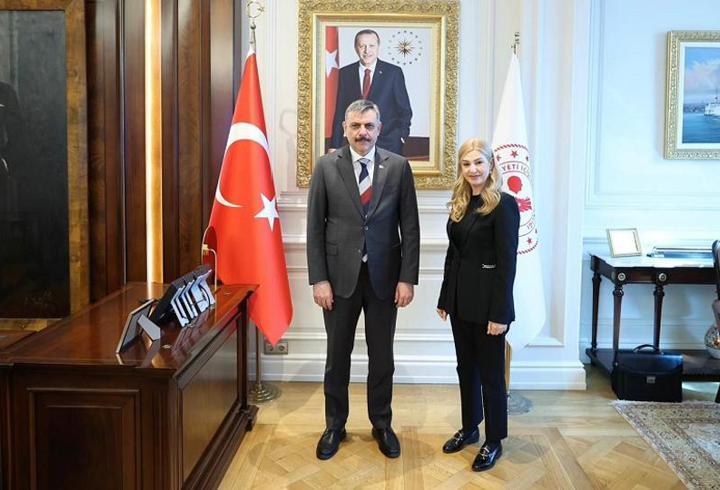 Prof. Dr. İlber Ortaylı’nın cenaze programı netleşirken, usta ismin Fatih Camii’nde kılınacak ikindi namazının ardından caminin haziresine defnedileceği açıklandı. Türkiye’nin önde gelen tarihçilerinden Ortaylı’nın son yolculuğuna uğurlanacağı bu özel hazire, Osmanlı’dan günümüze birçok önemli isimle tarihî bir dokuyu barındırırken, “Fatih Camii haziresinde kimlerin yattığı” sorusu da yeniden gündeme geldi. Böylece, duayen tarihçinin ebedi istirahatgahı olacak bu alanda yer alan isimler ve hazir