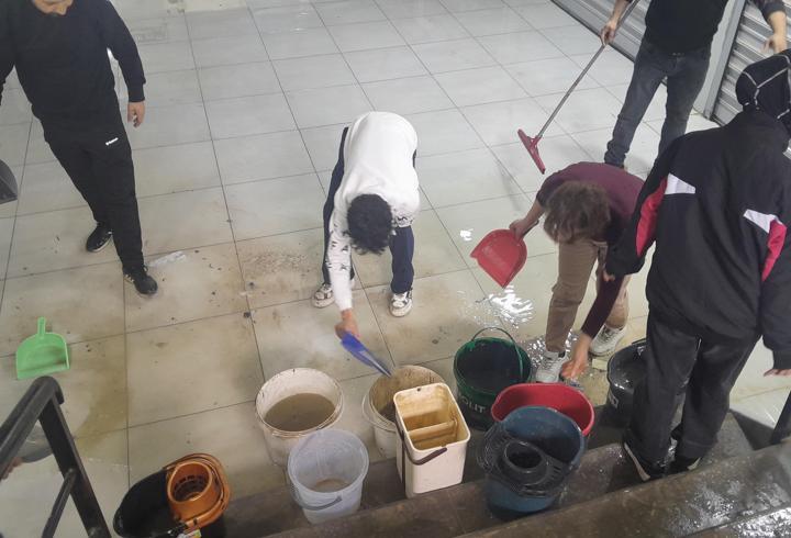 Yeraltı Çarşısı’nı su bastı, esnaf suyu kovalarla tahliye etti