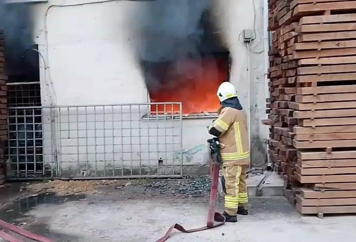 Kereste deposundaki yangını söndürmeye çalışırken yaralandı