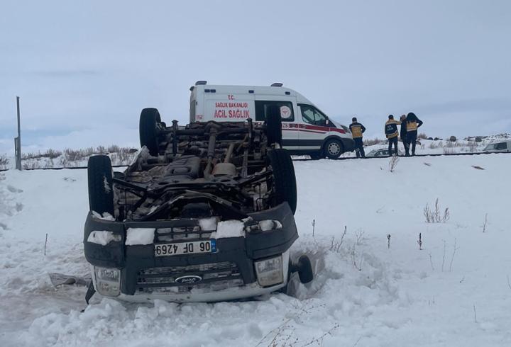 Kars'ta minibüs şarampole devrildi: 5 yaralı
