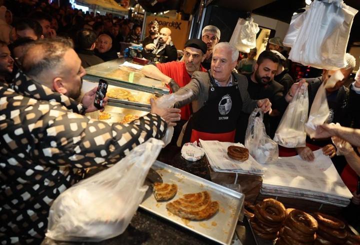 Tahinli pide ile simitler Başkan Bozbey'den