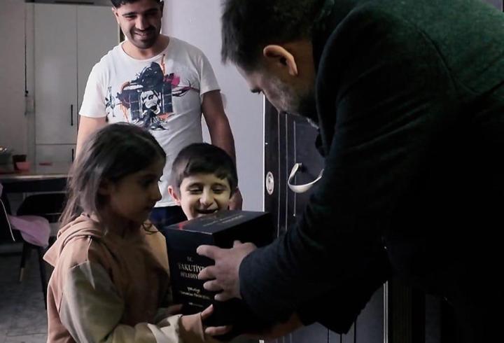 Ev ev dolaşarak personeline iftarlık dağıttı