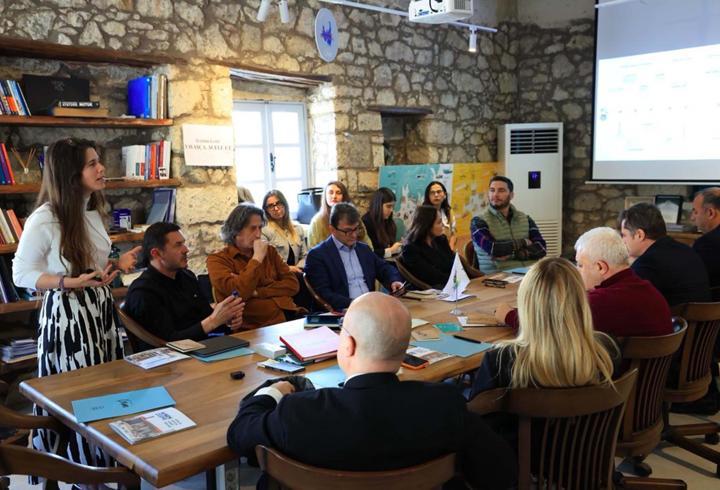 Çeşme'de 'Hanem Çeşme' kiralık sosyal konut modeli milletvekillerine anlatıldı