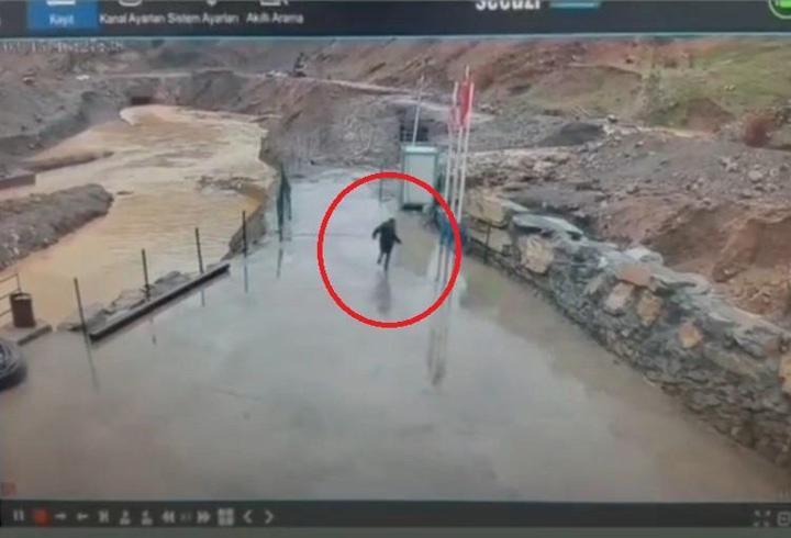 Şırnak’ta selden kaçış kamerada