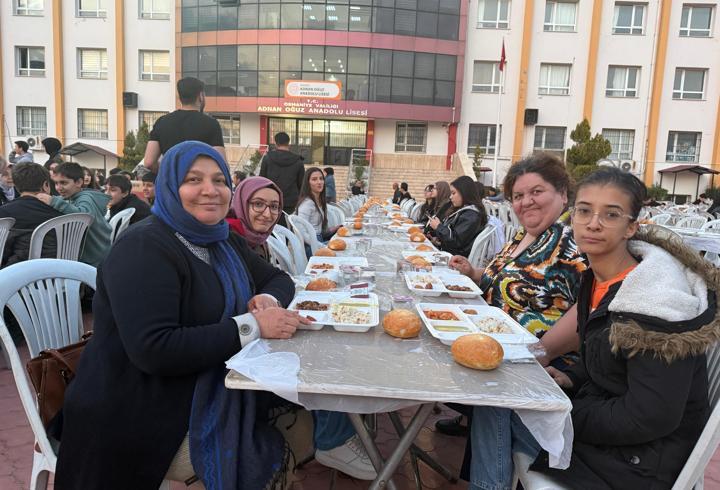 Osmaniye’de öğrenci ve veliler iftar sofrasında buluştu