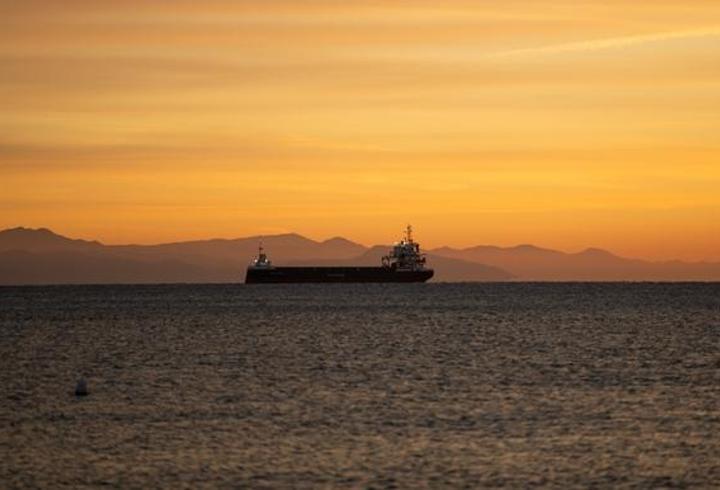 Hürmüz’de günler sonra ilk: "İran'a ait olmayan" ham petrol tankeri geçiş yaptı