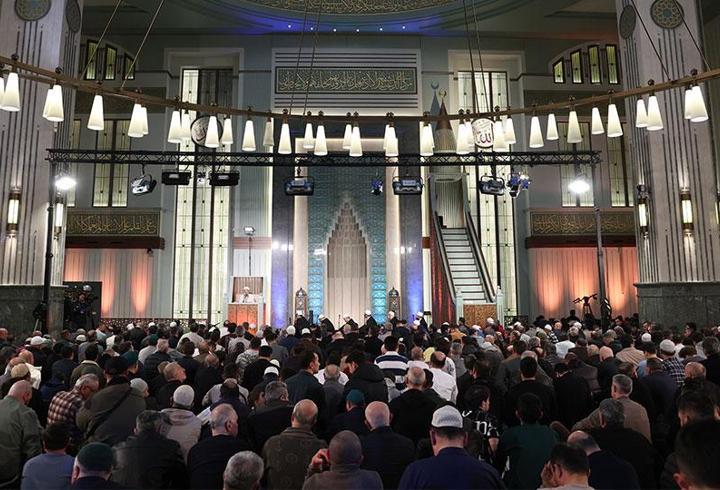 Kanal D'de 'Kadir Gecesi' özel yayını: İlahiler okundu, salavatlar getirildi, dualar edildi