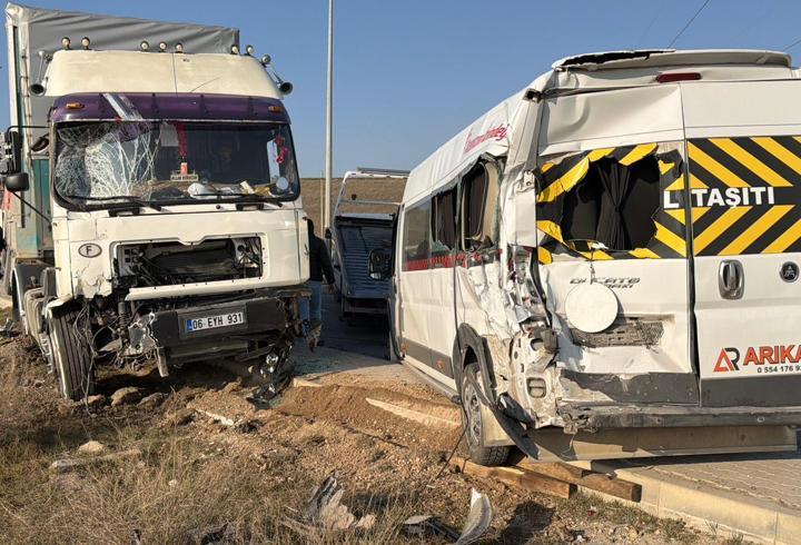 SON DAKİKA HABERLERİ... Cumhurbaşkanı Erdoğan, Ankara’da Hacı İbrahim Demir Camisi Açılış Programı'nda önemli açıklamalarda bulundu. Erdoğan "Bizim bir dönem mabedsiz ve minaretsiz şehir olarak tahayyül edilen başkent Ankara’mızın yeni camilerle, yeni ibadethanelerle, yeni irfan merkezleriyle süslenmesi bizim için çok ama çok kıymetlidir. Birileri bizi ruh köklerimizden koparmak istese de aslımıza, değerlerimize, milli ve manevi kimliğimize sahip çıkmaya devam edeceğiz." ifadelerini kullandı.1