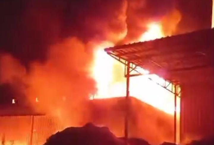 Yağ kazanı patlayan entegre tesisi, yangında kullanılamaz hale geldi