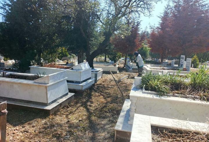 Ayvalık'ta mezarlıklar temizlenip, bayram ziyaretine hazırlandı