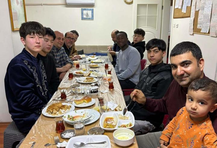 Yabancı öğrenciler, iftar sofralarında Türk ailelerin misafiri oldu