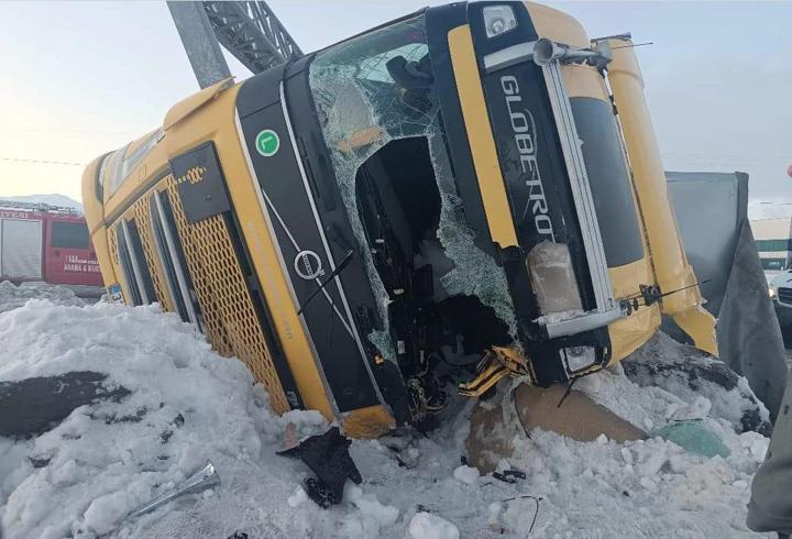 Buzlanma nedeniyle 2 TIR devrildi; 1 yaralı