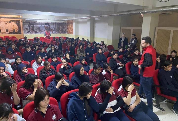 Hatay emniyeti, gençleri bilgilendirdi