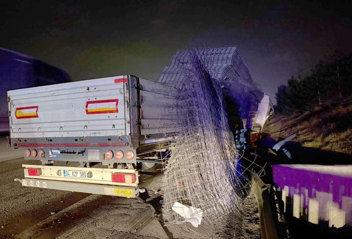 TIR önünde seyreden TIR’a çarptı: 1 yaralı