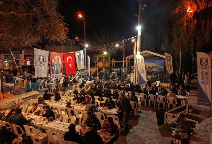 Türkkuyusu Mahallesi'nde 40 yıllık sahur yemeği geleneği devam etti