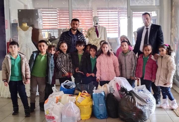 Harçlıklarıyla aldıkları gıda maddelerini Hayır Çarşısı'na bağışladılar