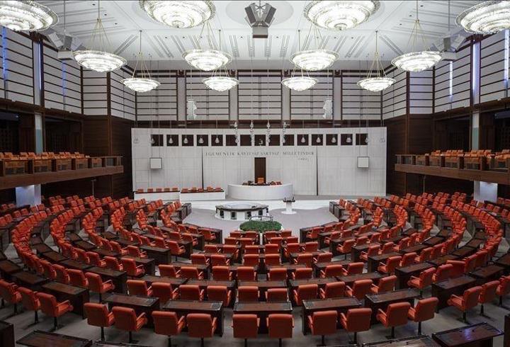 17 Mart 2026 Salı günü Türkiye genelinde meydana gelen sarsıntılar, vatandaşlar tarafından anlık olarak takip ediliyor. Gün içinde hissedilen küçük ve orta şiddetteki depremlerin ardından “Bugün deprem oldu mu?” ve “Son deprem nerede gerçekleşti?” soruları en çok merak edilen konular arasında yer alıyor. 17 Mart 2026 son depremler listesine dair en güncel bilgilere, Afet ve Acil Durum Yönetimi Başkanlığı ve Kandilli Rasathanesi ve Deprem Araştırma Enstitüsü’nin resmi internet siteleri üzerinden 