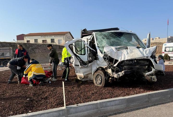 Kamyonet ile ekmek dağıtım aracı çarpıştı: 6 yaralı