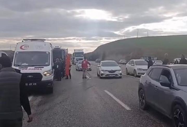 Hafif ticari araç ile otomobil çarpıştı: 5 yaralı