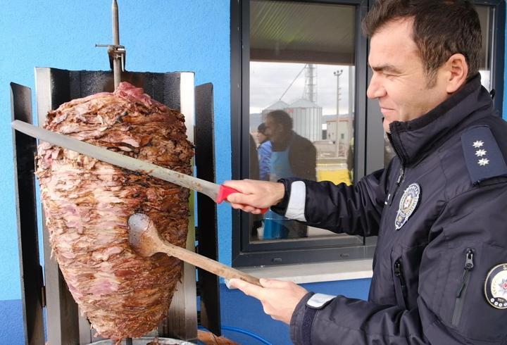 Sivas'ta polisten sürücülere iftarlık döner-ayran ikramı