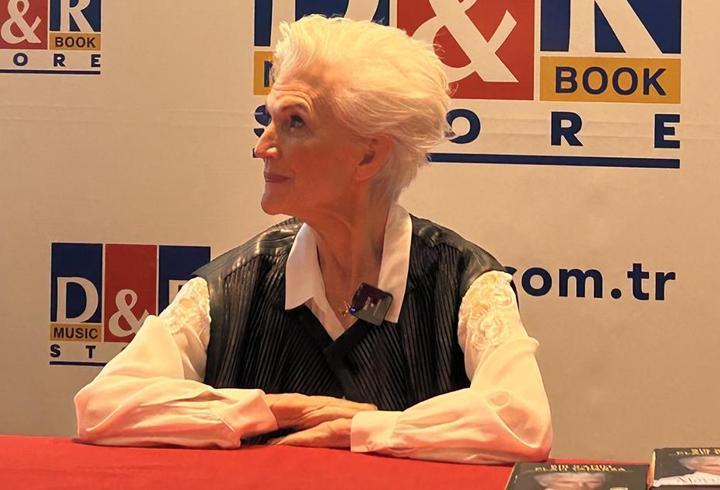 Elon Musk'un annesi İstanbul'da hayranlarıyla buluştu