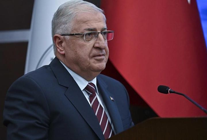 Esenler-Avcılar seferini yaparken durak ve güzergahı karıştıran İETT Halk otobüsü şoförünü yolcular şikayet etti. Polis ekiplerinin denetiminde şoför 1.5 promil alkollü çıkınca gözaltına alındı.1